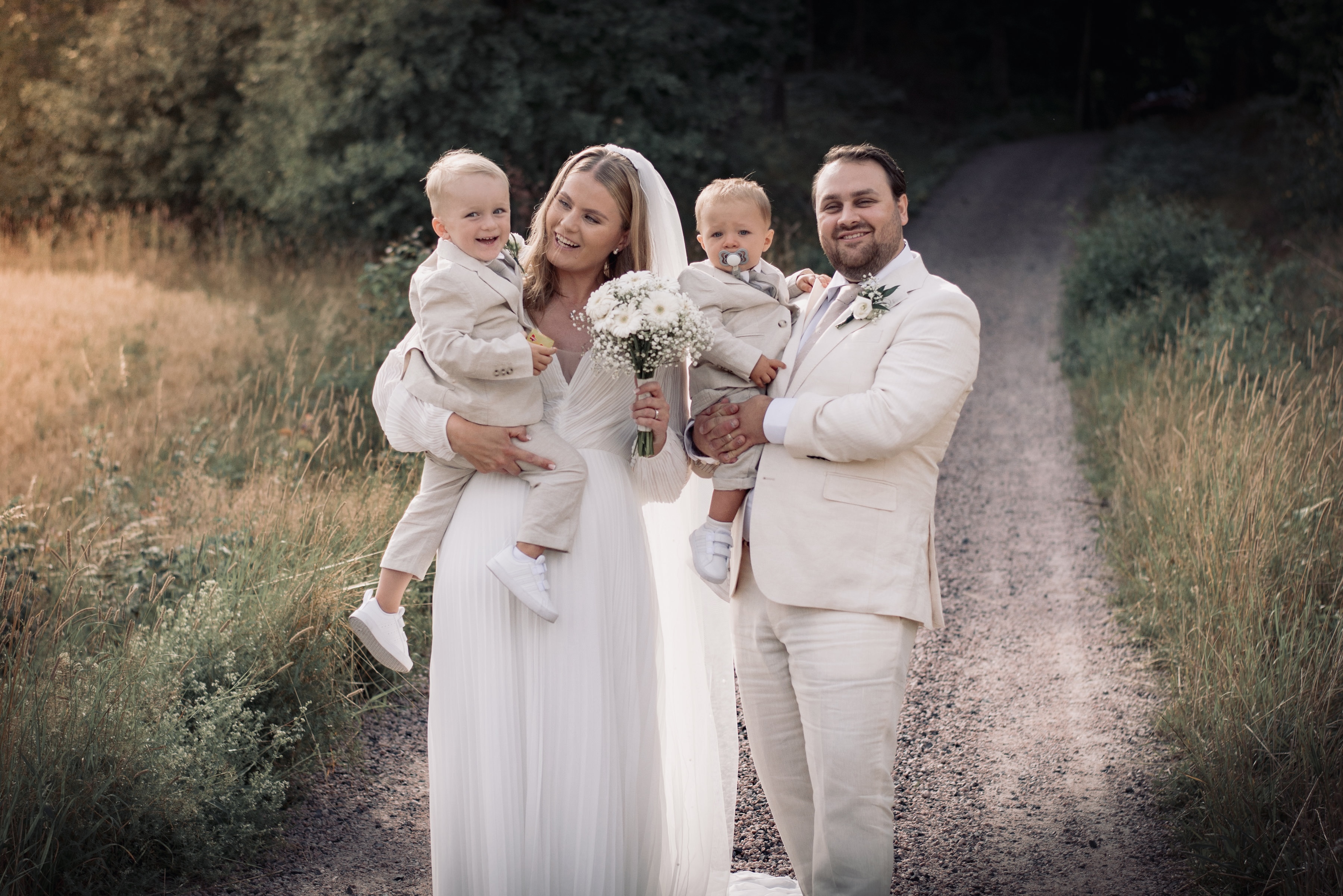 Amanda och Jens Meijer med sina två barn på sin bröllopsdag